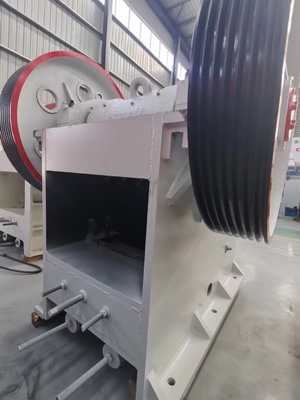 Máy nghiền hàm gắn trên đường ray PE để khai thác đá mỏ