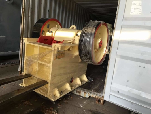 Máy nghiền hàm di động nhỏ mini Theo dõi Máy nghiền đá quặng vàng 500mm Kích thước cho ăn