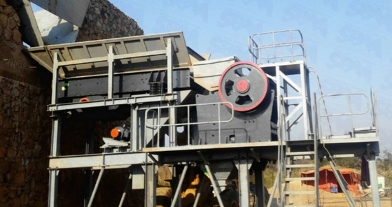 Máy nghiền hàm gắn trên đường ray PE để khai thác đá mỏ
