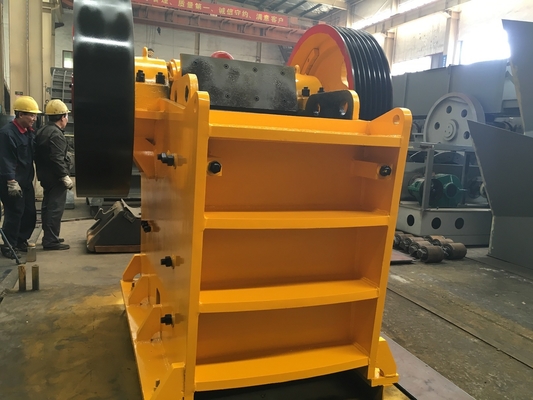 Máy nghiền hàm nhỏ gọn theo dõi Máy nghiền di động quặng sắt đá thô sơ cấp cho các nhà máy khai thác đá